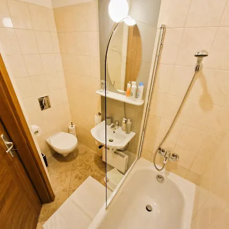 Halasz 2-bedroom Near Castle, Free Public Parking Nearby 公寓