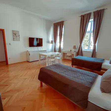 Halasz 2-bedroom Near Castle, Free Public Parking Nearby *