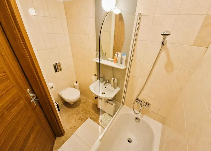Halasz 2-bedroom Near Castle, Free Public Parking Nearby Lägenhet